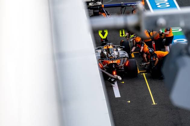 JEDDAH CORNICHE CIRCUIT, SAUDI ARABIA - APRIL 18: Oscar Piastri, McLaren F1 MCL39 from Australia during the Saudi Arabian Grand Prix at Jeddah Corniche Circuit on Friday April 18, 2025 in Jeddah, Saudi Arabia (Photo by Michael Potts BSR Agency)