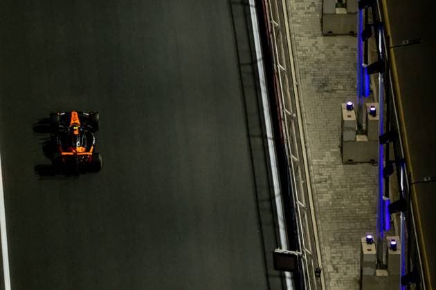 JEDDAH CORNICHE CIRCUIT, SAUDI ARABIA - APRIL 18: Oscar Piastri, McLaren F1 MCL39 from Australia during the Saudi Arabian Grand Prix at Jeddah Corniche Circuit on Friday April 18, 2025 in Jeddah, Saudi Arabia (Photo by Michael Potts BSR Agency)