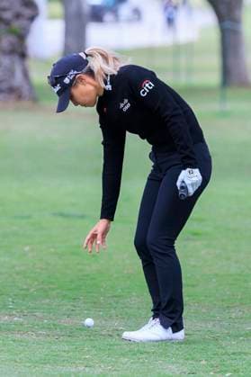 April 18, 2025, Los Angeles, California, USA: Danielle Kang drops a ball during the second round of the JM Eagle LA Championship presented by Plastpro on Friday April 18, 2025 at El Caballero Country Club in Tarzana, California. ARIANA RUIZ PI Los Angeles USA - ZUMAp124 20250418_zaa_p124_048 Copyright: xArianaxRuizx