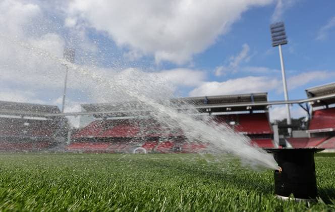 19 04 2024 Soccer Season 2024 2025 2 Soccer Bundesliga 30 Matchday 1 FC Nürnberg FCN Club SC Paderborn 07 SCP Sportfoto Zink DaMa xdaxmax DFL regulations prohibit any use of photographs as image sequences and or quasi video only for editorial use Symbolbild Symbolfoto Feature Impression Wassersprenger Wasser blauer Himmel Stadionbild Stadionpanorama Panorama