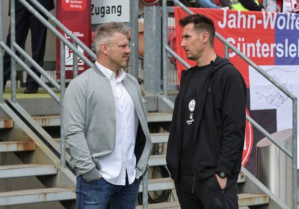 19 04 2024 Soccer Season 2024 2025 2 Soccer Bundesliga 30 Matchday 1 FC Nürnberg FCN Club SC Paderborn 07 SCP Sportfoto Zink DaMa xdaxmax DFL regulations prohibit any use of photographs as image sequences and or quasi video only for editorial use Lukas Kwasniok Trainer SC Paderborn 07 Miroslav Miro Klose Trainer 1 FC Nürnberg FCN talk before the start of the match