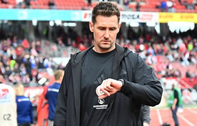 19 04 2024 Soccer Season 2024 2025 2 Soccer Bundesliga 30 Matchday 1 FC Nuremberg FCN Club SC Paderborn 07 SCP Sportfoto Zink xwoxzix DFL regulations prohibit any use of photographs as image sequences and or quasi video only for editorial use Miroslav Miro Klose Trainer 1 FC Nuremberg FCN blickt auf Uhr