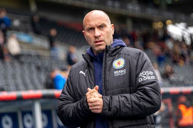 19.04.2025, Eintracht Braunschweig-1. FC Kaiserslautern, 2. Fußball-Bundesliga, im Eintracht-Stadion. Braunschweigs Trainer Daniel Scherning betritt das Stadion. Wichtiger Hinweis: Gemaess den Vorgaben der DFB und der DFL ist es untersagt, in dem Stadion und oder vom Spiel angefertigte Fotoaufnahmen in Form von Sequenzbildern und oder videoaehnlichen Fotostrecken zu verwerten bzw. verwerten zu lassen. *** 19 04 2025, Eintracht Braunschweig 1 FC Kaiserslautern, 2 Fußball Bundesliga, at Eintracht Stadion Braunschweigs coach Daniel Scherning enters the stadium Important note According to the regulations of the DFB and the DFL, it is prohibited to use or have used photographs taken in the stadium and or of the match in the form of sequential images and or video-like photo series Copyright: xDavidxInderliedx
