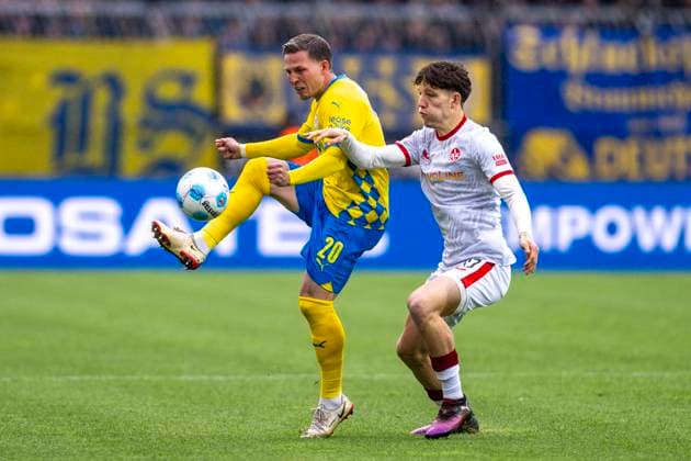 19 04 2025, Eintracht Braunschweig 1 FC Kaiserslautern, 2 Fußball Bundesliga, at Eintracht Stadion Braunschweigs Lino Tempelmann l and Lauterns Leon Robinson Important note According to the regulations of the DFB and the DFL, it is prohibited to use or have used photographs taken in the stadium and or of the match in the form of sequential images and or video-like photo series Copyright: xDavidxInderliedx
