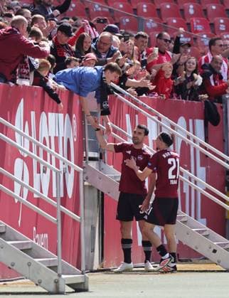19 04 2024 Soccer Season 2024 2025 2 Soccer Bundesliga 30 Matchday 1 FC Nürnberg FCN Club SC Paderborn 07 SCP Sportfoto Zink DaMa xdaxmax DFL regulations prohibit any use of photographs as image sequences and or quasi video only for editorial use Jubel Freude Torjubel nach Tor zum 1 0 Mahir Emreli 30, 1 FC Nürnberg FCN Berkay Yilmaz 21, 1 FC Nürnberg FCN und Zuschauer Publikum Fans jubelt freut sich Torschütze Mahir Emreli 30, 1 FC Nürnberg FCN