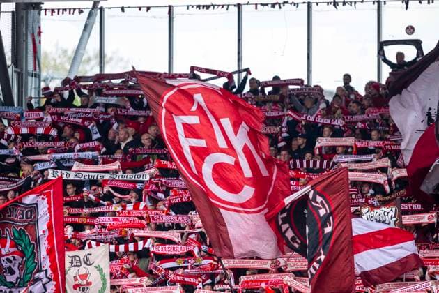19 04 2025, Eintracht Braunschweig 1 FC Kaiserslautern, 2 Fußball Bundesliga, in Eintracht Stadion Lauterns Fans celebrate Important note According to the regulations of the DFB and the DFL, it is prohibited to use or have used photographs taken in the stadium and or of the match in the form of sequential images and or video-like photo series Copyright: xDavidxInderliedx