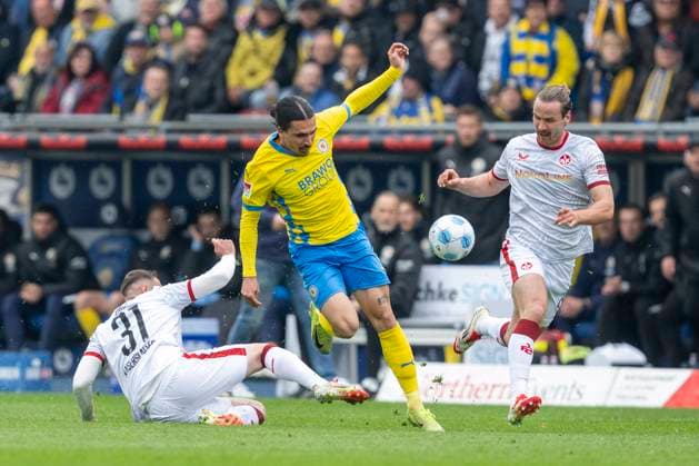 19 04 2025, Eintracht Braunschweig 1 FC Kaiserslautern, 2 Fußball Bundesliga, at Eintracht Stadion Lauterns Luca Sirch l r , Braunschweigs Rayan Philippe and Lauterns Jannis Heuer fight for the ball Important note According to the regulations of the DFB and the DFL, it is prohibited to use or have used photographs taken in the stadium and or of the match in the form of sequential images and or video-like photo series Copyright: xDavidxInderliedx