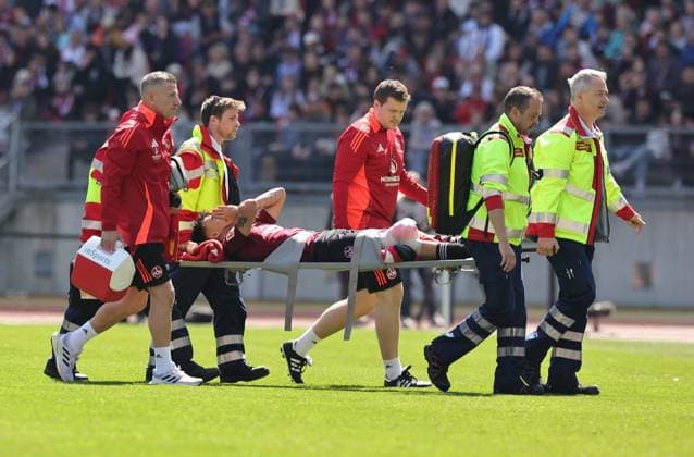 19 04 2024 Fußball Saison 2024 2025 2 Fussball Bundesliga 30 Spieltag 1 FC Nürnberg FCN Club SC Paderborn 07 SCP Sportfoto Zink DaMa xdaxmax DFL regulations prohibit any use of photographs as image sequences and or quasi video only for editorial use Jens Castrop 17, 1 FC Nürnberg FCN wird wg Schmerzen Verletzung verletzt am Knie mit Trage von Platz getragen