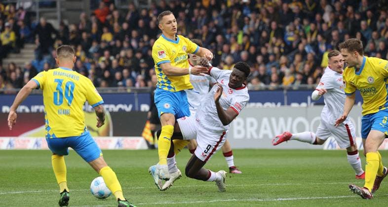 Eintracht BS vs 1 FC Kaiserslautern Braunschweig, 19 04 2025, Football, Season 24 25, 2 Bundesliga, Matchday 30, Eintracht Braunschweig vs 1 FC Kaiserslautern, Picture shows Sven Köhler BTSV, 27 vs Ragnar Ache FCK, 9 Braunschweig