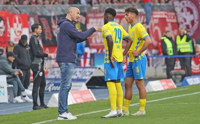 Eintracht BS vs 1 FC Kaiserslautern Braunschweig, 19 04 2025, Soccer, Season 24 25, 2 Bundesliga, Matchday 30, Eintracht Braunschweig vs 1 FC Kaiserslautern, Picture shows Eintracht coach Daniel Scherning with Richmond Tachie BTSV, 29 and Max Marie BTSV, 15 Braunschweig