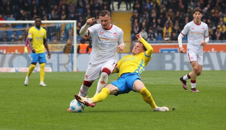 Eintracht BS vs 1 FC Kaiserslautern Braunschweig, 19 04 2025, Soccer, Season 24 25, 2 Bundesliga, Matchday 30, Eintracht Braunschweig vs 1 FC Kaiserslautern, Picture shows Lino Tempelmann BTSV, 20 vs Marlon Ritter FCK, 7 Braunschweig