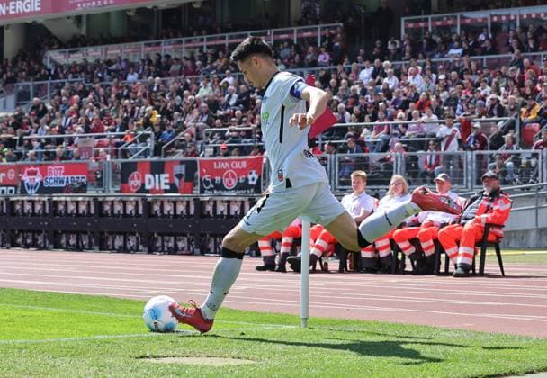 19 04 2024 Soccer Season 2024 2025 2 Soccer Bundesliga 30 Matchday 1 FC Nürnberg FCN Club SC Paderborn 07 SCP Sportfoto Zink DaMa xdaxmax DFL regulations prohibit any use of photographs as image sequences and or quasi video only for editorial use Raphael Obermair 23, SC Paderborn 07 with corner kick