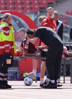19 04 2024 Fußball Saison 2024 2025 2 Fussball Bundesliga 30 Spieltag 1 FC Nürnberg FCN Club SC Paderborn 07 SCP Sportfoto Zink DaMa xdaxmax DFL regulations prohibit any use of photographs as image sequences and or quasi video only for editorial use Jens Castrop 17, 1 FC Nürnberg FCN wird wg Schmerzen Verletzung verletzt am Knie mit Trage von Platz getragen Miroslav Miro Klose Trainer 1 FC Nürnberg FCN spendet Trost