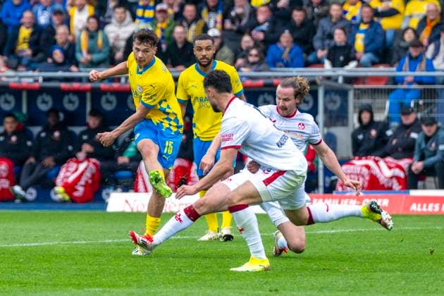 19 04 2025, Eintracht Braunschweig 1 FC Kaiserslautern, 2 Fußball Bundesliga, at Eintracht Stadion Braunschweig Max Marie shoots on goal Important note According to the regulations of the DFB and the DFL, it is prohibited to use or have used photographs taken in the stadium and or of the match in the form of sequential images and or video-like photo series Copyright: xDavidxInderliedx