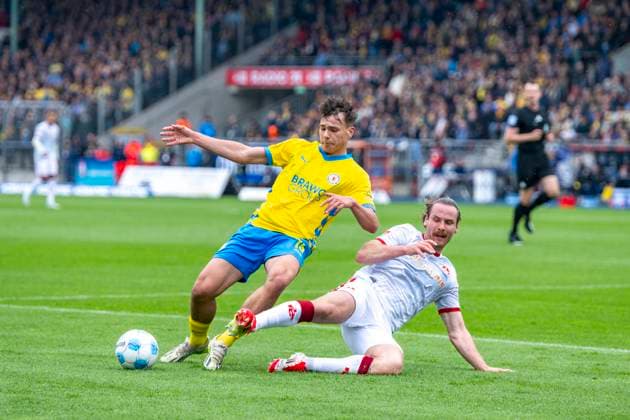 19 04 2025, Eintracht Braunschweig 1 FC Kaiserslautern, 2 Fußball Bundesliga, at Eintracht Stadion Braunschweigs Max Marie l and Lauterns Jannis Heuer fight for the ball Important note According to the regulations of the DFB and the DFL, it is prohibited to use or have used photographs taken in the stadium and or of the match in the form of sequential images and or video-like photo series Copyright: xDavidxInderliedx