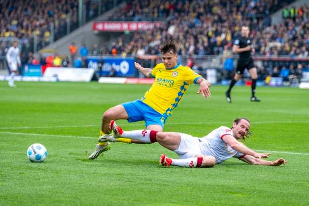 19 04 2025, Eintracht Braunschweig 1 FC Kaiserslautern, 2 Fußball Bundesliga, at Eintracht Stadion Braunschweigs Max Marie l and Lauterns Jannis Heuer fight for the ball Important note According to the regulations of the DFB and the DFL, it is prohibited to use or have used photographs taken in the stadium and or of the match in the form of sequential images and or video-like photo series Copyright: xDavidxInderliedx