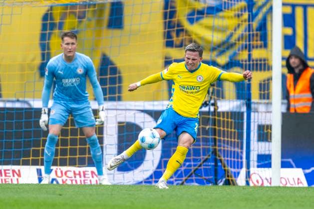 19 04 2025, Eintracht Braunschweig 1 FC Kaiserslautern, 2 Fußball Bundesliga, at Eintracht Stadion Braunschweig Lino Tempelmann knocks the ball away Important note According to the regulations of the DFB and the DFL, it is prohibited to use or have used photographs taken in the stadium and or of the match in the form of sequential images and or video-like photo series Copyright: xDavidxInderliedx