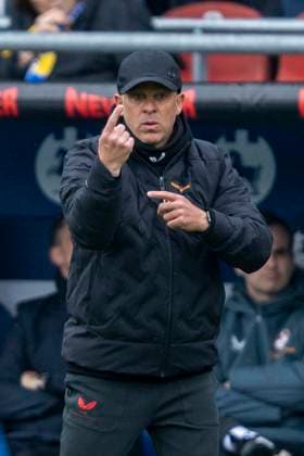 19 04 2025, Eintracht Braunschweig 1 FC Kaiserslautern, 2 Fußball Bundesliga, at Eintracht Stadion Lauterns coach Markus Anfang gives instructions Important note According to the regulations of the DFB and the DFL, it is prohibited to use or have used photographs taken in the stadium and or of the match in the form of sequential images and or video-like photo series Copyright: xDavidxInderliedx