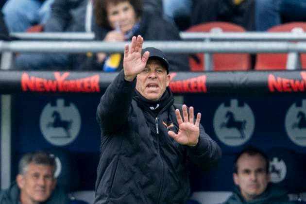 19 04 2025, Eintracht Braunschweig 1 FC Kaiserslautern, 2 Fußball Bundesliga, at Eintracht Stadion Lauterns coach Markus Anfang gives instructions Important note According to the regulations of the DFB and the DFL, it is prohibited to use or have used photographs taken in the stadium and or of the match in the form of sequential images and or video-like photo series Copyright: xDavidxInderliedx