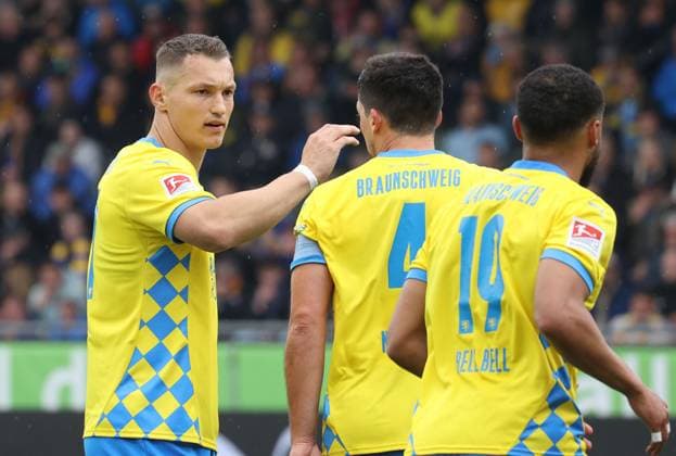 Eintracht BS vs 1 FC Kaiserslautern Braunschweig, 19 04 2025, Football, Season 24 25, 2 Bundesliga, Matchday 30, Eintracht Braunschweig vs 1 FC Kaiserslautern, Picture shows Sven Köhler BTSV, 27 Braunschweig