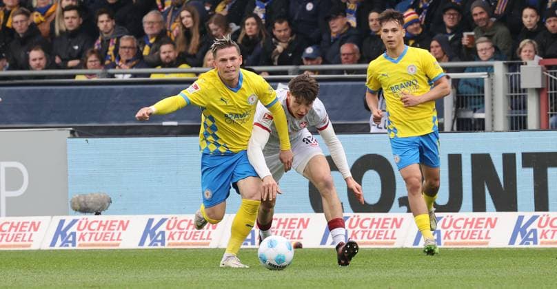 Eintracht BS vs 1 FC Kaiserslautern Braunschweig, 19 04 2025, Football, Season 24 25, 2 Bundesliga, Matchday 30, Eintracht Braunschweig vs 1 FC Kaiserslautern, Picture shows Lino Tempelmann BTSV, 20 vs Leon Robinson FCK, 37 Braunschweig