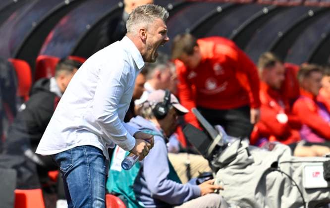 19 04 2024 Soccer Season 2024 2025 2 Soccer Bundesliga 30 Matchday 1 FC Nürnberg FCN Club SC Paderborn 07 SCP Sportfoto Zink xwoxzix DFL regulations prohibit any use of photographs as image sequences and or quasi video only for editorial use Lukas Kwasniok Trainer SC Paderborn 07 ruft schreit brüllt