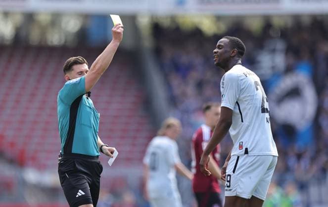 19 04 2024 Soccer Season 2024 2025 2 Soccer Bundesliga 30 Matchday 1 FC Nürnberg FCN Club SC Paderborn 07 SCP Sportfoto Zink DaMa xdaxmax DFL regulations prohibit any use of photographs as image sequences and or quasi video only for editorial use Felix Prigan referee indicates gestures directs gives instructions Ilyas Ansah 29, SC Paderborn 07 yellow card yellow