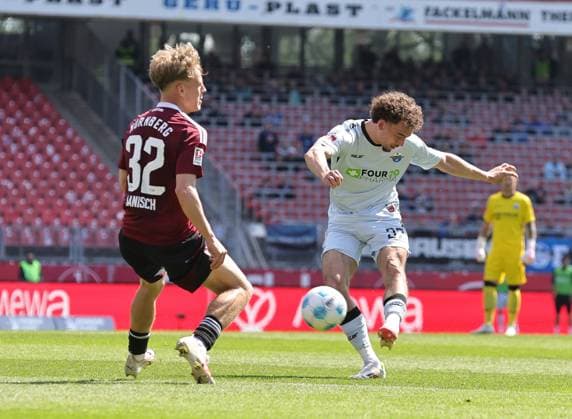 19 04 2024 Soccer Season 2024 2025 2 Soccer Bundesliga 30 Matchday 1 FC Nuremberg FCN Club SC Paderborn 07 SCP Sportfoto Zink DaMa xdaxmax DFL regulations prohibit any use of photographs as image sequences and or quasi video only for editorial use Aaron Zehnter 32, SC Paderborn 07 with goal shot gg Tim Janisch 32, 1 FC Nuremberg FCN