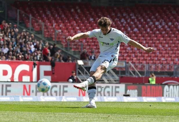 19 04 2024 Soccer season 2024 2025 2 Soccer Bundesliga 30 Matchday 1 FC Nürnberg FCN Club SC Paderborn 07 SCP Sportfoto Zink DaMa xdaxmax DFL regulations prohibit any use of photographs as image sequences and or quasi video only for editorial use Aaron Zehnter 32, SC Paderborn 07 with shot on goal