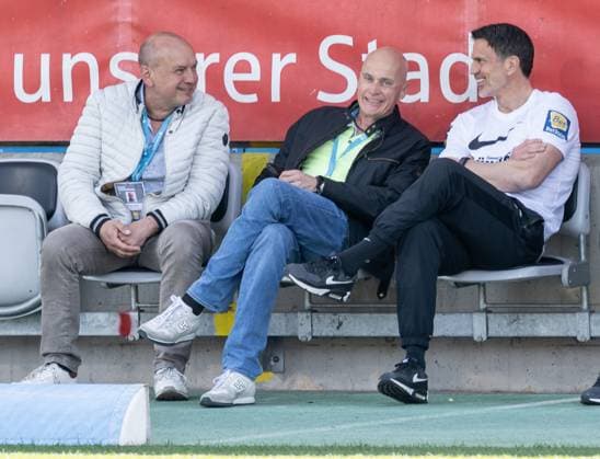 Norbert Steppe Vice President, TSV 1860 Muenchen , President Robert Reisinger TSV 1860 Muenchen and Head Coach Patrick Gloeckner TSV 1860 Muenchen laughing and relaxing on the bench before the match GER, TSV 1860 Muenchen vs Alemannia Aachen, Soccer, 3 Bundesliga, 34 Matchday, Season 2024 2025, 19 04 2025 DFL DFB REGULATIONS PROHIBIT ANY USE OF PHOTOGRAPHS as IMAGE SEQUENCES and or QUASI VIDEO GER, TSV 1860 Muenchen vs Alemannia Aachen, Football, 3 Bundesliga, 34 Matchday, Season 2024 2025, 19 04 2025 Muenchen Copyright: xEibner-Pressefoto HeikexFeinerx EP_HFR
