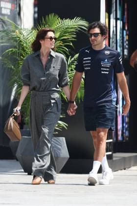 F1 Saudi Arabian Grand Prix 2025 Practice 3 Rebecca Dobnaldson and Carlos Sainz of Williams before third practice ahead of the Formula 1 Saudi Arabian Grand Prix at Jeddah Corniche Circuit in Jeddah, Saudi Arabia on April 19, 2025. Jeddah Saudi Arabia  Copyright: xJakubxPorzyckix originalFilename:porzycki-f1saudia250419_npPlE.jpg