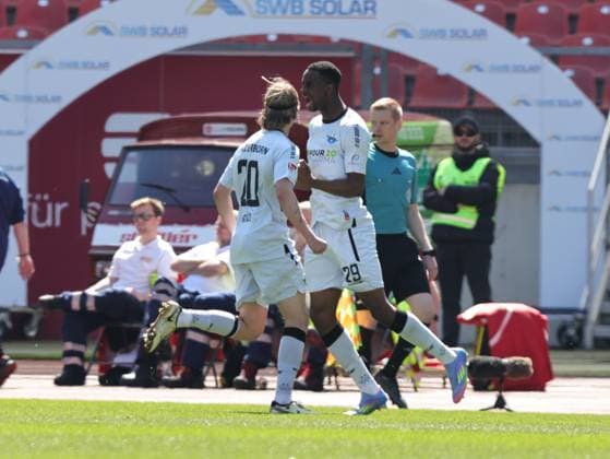 19 04 2024 Soccer Season 2024 2025 2 Soccer Bundesliga 30 Matchday 1 FC Nürnberg FCN Club SC Paderborn 07 SCP Sportfoto Zink DaMa xdaxmax DFL regulations prohibit any use of photographs as image sequences and or quasi video only for editorial use Jubel Freude Torjubel nach Tor zum 1 2 Ilyas Ansah 29, SC Paderborn 07 und Mannschaft Team jubelt freut sich Torschütze Ilyas Ansah 29, SC Paderborn 07