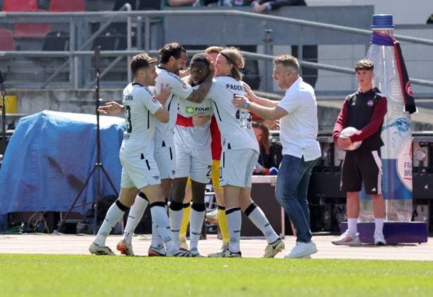 19 04 2024 Soccer Season 2024 2025 2 Soccer Bundesliga 30 Matchday 1 FC Nürnberg FCN Club SC Paderborn 07 SCP Sportfoto Zink DaMa xdaxmax DFL regulations prohibit any use of photographs as image sequences and or quasi video only for editorial use Jubel Freude Torjubel nach Tor zum 1 2 Ilyas Ansah 29, SC Paderborn 07 und Mannschaft Team jubelt freut sich Torschütze Ilyas Ansah 29, SC Paderborn 07