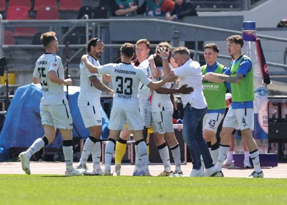 19 04 2024 Soccer Season 2024 2025 2 Soccer Bundesliga 30 Matchday 1 FC Nürnberg FCN Club SC Paderborn 07 SCP Sportfoto Zink DaMa xdaxmax DFL regulations prohibit any use of photographs as image sequences and or quasi video only for editorial use Jubel Freude Torjubel nach Tor zum 1 2 Ilyas Ansah 29, SC Paderborn 07 und Mannschaft Team jubelt freut sich Torschütze Ilyas Ansah 29, SC Paderborn 07