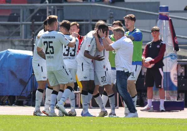 19 04 2024 Soccer Season 2024 2025 2 Soccer Bundesliga 30 Matchday 1 FC Nürnberg FCN Club SC Paderborn 07 SCP Sportfoto Zink DaMa xdaxmax DFL regulations prohibit any use of photographs as image sequences and or quasi video only for editorial use Jubel Freude Torjubel nach Tor zum 1 2 Ilyas Ansah 29, SC Paderborn 07 Lukas Kwasniok Trainer SC Paderborn 07 und Mannschaft Team jubelt freut sich Torschütze Ilyas Ansah 29, SC Paderborn 07