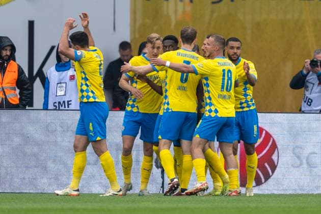19 04 2025, Eintracht Braunschweig 1 FC Kaiserslautern, 2 Fußball Bundesliga, at Eintracht Stadion Braunschweig players cheer after scoring the 1 0 goal Important note According to the regulations of the DFB and the DFL, it is prohibited to use or have used photographs taken in the stadium and or of the match in the form of sequential images and or video-like photo series Copyright: xDavidxInderliedx
