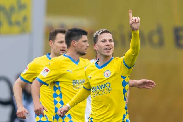19 04 2025, Eintracht Braunschweig 1 FC Kaiserslautern, 2 Fußball Bundesliga, at Eintracht Stadion Braunschweig Lino Tempelmann cheers after his goal for 1 0 Important note According to the regulations of the DFB and the DFL, it is prohibited to use or have used photographs taken in the stadium and or of the match in the form of sequential images and or video-like photo series Copyright: xDavidxInderliedx