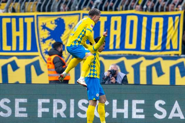 19 04 2025, Eintracht Braunschweig 1 FC Kaiserslautern, 2 Fußball Bundesliga, at Eintracht Stadion Braunschweig Lino Tempelmann l cheers with Braunschweigs Rayan Philippe after his goal for 2 0 Important note According to the regulations of the DFB and the DFL, it is prohibited to use or have used photographs taken in the stadium and or of the match in the form of sequential images and or video-like photo series Copyright: xDavidxInderliedx