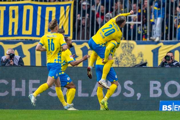 19 04 2025, Eintracht Braunschweig 1 FC Kaiserslautern, 2 Fußball Bundesliga, at Eintracht Stadion Braunschweig Lino Tempelmann l cheers with Braunschweigs Rayan Philippe after his goal for 2 0 Important note According to the regulations of the DFB and the DFL, it is prohibited to use or have used photographs taken in the stadium and or of the match in the form of sequential images and or video-like photo series Copyright: xDavidxInderliedx