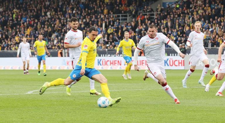 Eintracht BS vs 1 FC Kaiserslautern Braunschweig, 19 04 2025, Soccer, Season 24 25, 2 Bundesliga, Matchday 30, Eintracht Braunschweig vs 1 FC Kaiserslautern, Picture shows Rayan Philippe BTSV, 9 scores the goal for 2 0 for Braunschweig Braunschweig in this scene