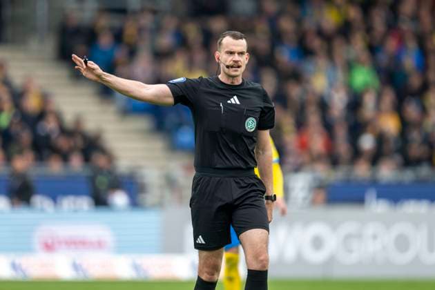 19 04 2025, Eintracht Braunschweig 1 FC Kaiserslautern, 2 Fußball Bundesliga, at Eintracht Stadion Referee Richard Hempel Important note According to the regulations of the DFB and the DFL, it is prohibited to use or have used photographs taken in the stadium and or of the match in the form of sequential images and or video-like photo series Copyright: xDavidxInderliedx