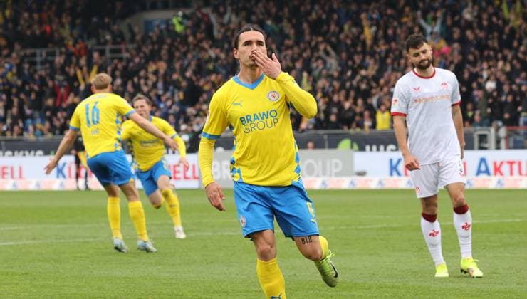 Eintracht BS vs 1 FC Kaiserslautern Braunschweig, 19 04 2025, Soccer, Season 24 25, 2 Bundesliga, Matchday 30, Eintracht Braunschweig vs 1 FC Kaiserslautern, Picture shows jubilation over the goal to 2 0 for Braunschweig by Rayan Philippe BTSV, 9 Braunschweig