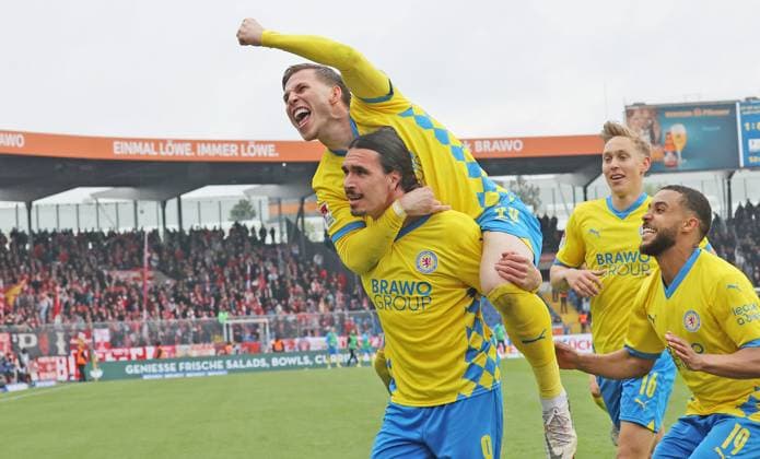 Eintracht BS vs 1 FC Kaiserslautern Braunschweig, 19 04 2025, Soccer, Season 24 25, 2 Bundesliga, Matchday 30, Eintracht Braunschweig vs 1 FC Kaiserslautern, Picture shows celebration of the goal to 2 0 for Braunschweig by Rayan Philippe BTSV, 9 with Lino Tempelmann BTSV, 20 and Leon Bell Bell BTSV, 19 Braunschweig
