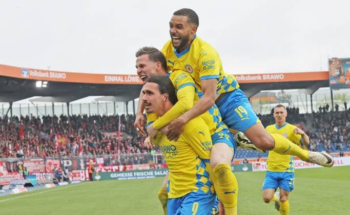 Eintracht BS vs 1 FC Kaiserslautern Braunschweig, 19 04 2025, Soccer, Season 24 25, 2 Bundesliga, Matchday 30, Eintracht Braunschweig vs 1 FC Kaiserslautern, Picture shows celebration of the goal to 2 0 for Braunschweig by Rayan Philippe BTSV, 9 with Lino Tempelmann BTSV, 20 and Leon Bell Bell BTSV, 19 Braunschweig