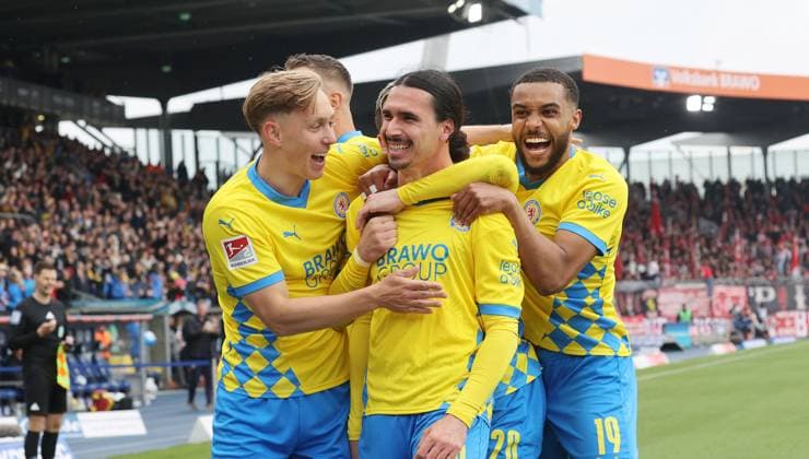 Eintracht BS vs 1 FC Kaiserslautern Braunschweig, 19 04 2025, Soccer, Season 24 25, 2 Bundesliga, Matchday 30, Eintracht Braunschweig vs 1 FC Kaiserslautern, Picture shows celebration of the goal to 2 0 for Braunschweig by Rayan Philippe BTSV, 9 with Julian Baas BTSV, 16 and Leon Bell Bell BTSV, 19 Braunschweig