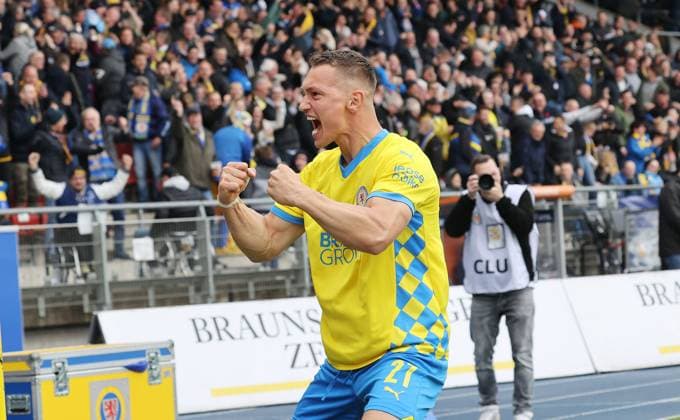 Eintracht BS vs 1 FC Kaiserslautern Braunschweig, 19 04 2025, Soccer, Season 24 25, 2 Bundesliga, Matchday 30, Eintracht Braunschweig vs 1 FC Kaiserslautern, Picture shows jubilation over the goal to 2 0 for Braunschweig, here Sven Köhler BTSV, 27 Braunschweig