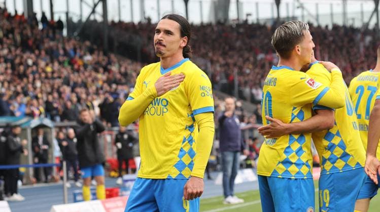 Eintracht BS vs 1 FC Kaiserslautern Braunschweig, 19 04 2025, Soccer, Season 24 25, 2 Bundesliga, Matchday 30, Eintracht Braunschweig vs 1 FC Kaiserslautern, Picture shows jubilation over the goal to 2 0 for Braunschweig by Rayan Philippe BTSV, 9 Braunschweig