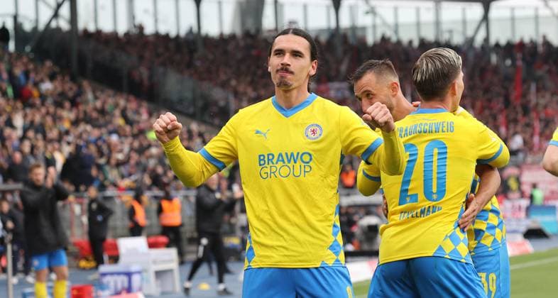 Eintracht BS vs 1 FC Kaiserslautern Braunschweig, 19 04 2025, Soccer, Season 24 25, 2 Bundesliga, Matchday 30, Eintracht Braunschweig vs 1 FC Kaiserslautern, Picture shows jubilation over the goal to 2 0 for Braunschweig by Rayan Philippe BTSV, 9 Braunschweig