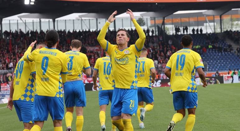 Eintracht BS vs 1 FC Kaiserslautern Braunschweig, 19 04 2025, Soccer, Season 24 25, 2 Bundesliga, Matchday 30, Eintracht Braunschweig vs 1 FC Kaiserslautern, Picture shows cheering about the goal to 2 0 for Braunschweig here Lino Tempelmann BTSV, 20 Braunschweig
