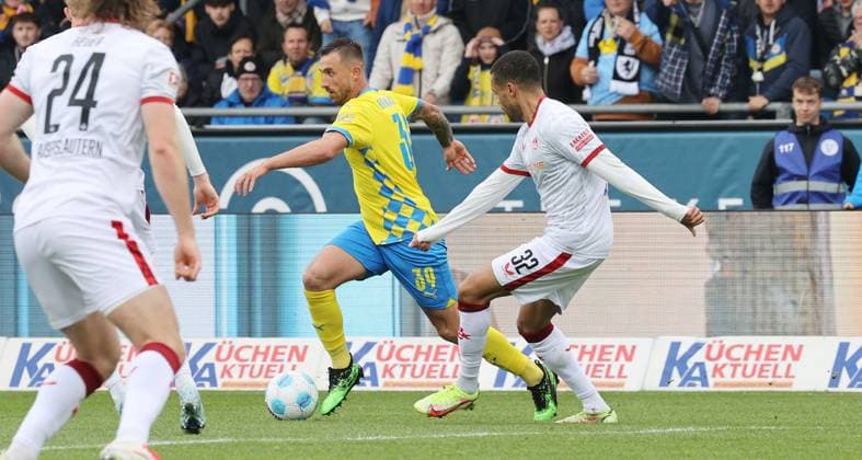 Eintracht BS vs 1 FC Kaiserslautern Braunschweig, 19 04 2025, Football, Season 24 25, 2 Bundesliga, Matchday 30, Eintracht Braunschweig vs 1 FC Kaiserslautern, Picture shows Robin Krauße BTSV, 39 Braunschweig